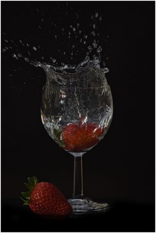 black-background-strawberries-water-5047789
